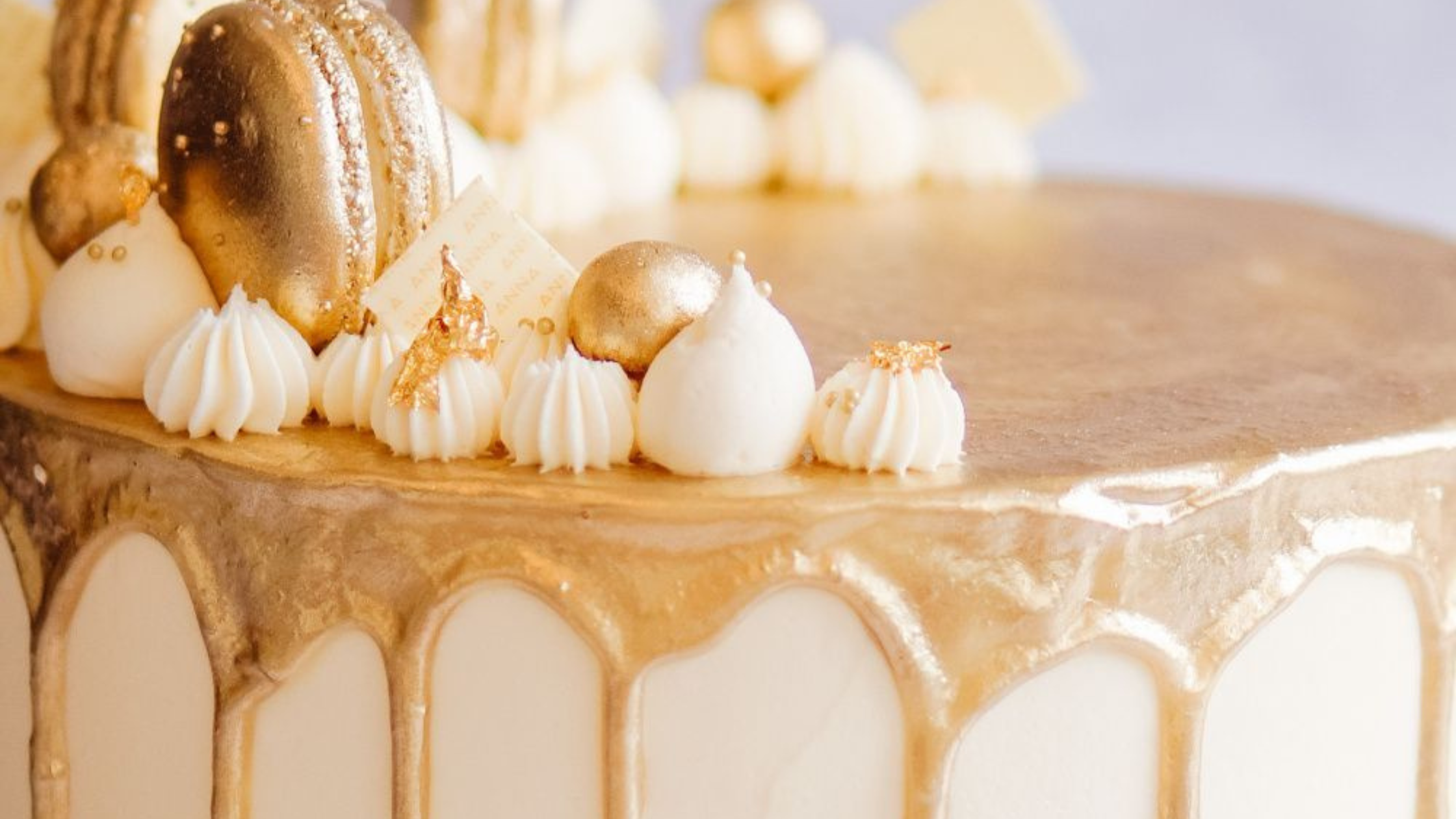 Edible Glitter for Drinks That Creates Dazzling, Instagram-Worthy Sips
